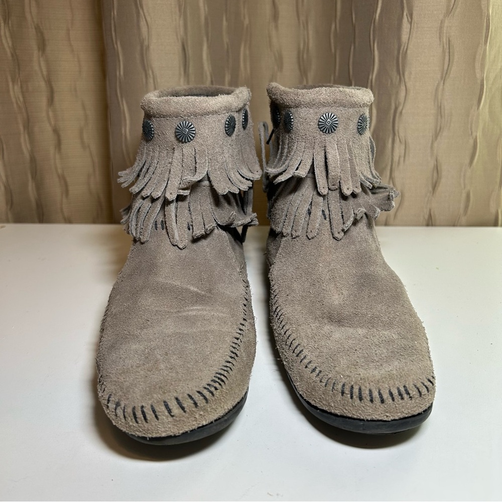 Minnetonka Double Fringe Women’s 9.5 Side Zip Boot Moccasin Taupe Suede 691T - Picture 3 of 16